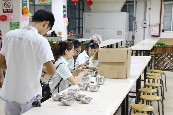 工作人員在開封新餐具.JPG